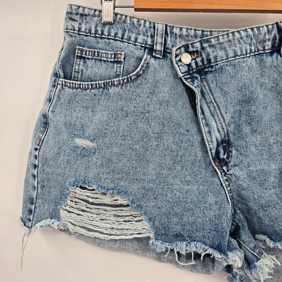 Shein Curve Women's Plus Distressed Asymmetrical Button Cut Off Jean Shorts 1X - Picture 3 of 10